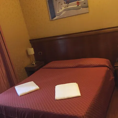 Hotel Divine 2*